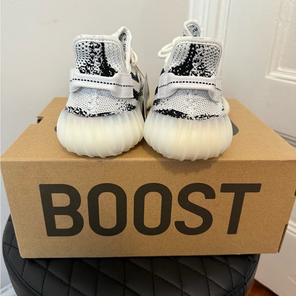 Adidas Yeezy Boost 350 V2 Zebra - Picture 2 of 5